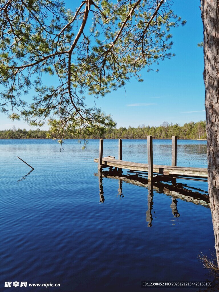 宁静湖畔木栈桥