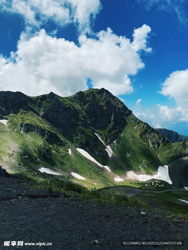 壮丽高山蓝天白云美景