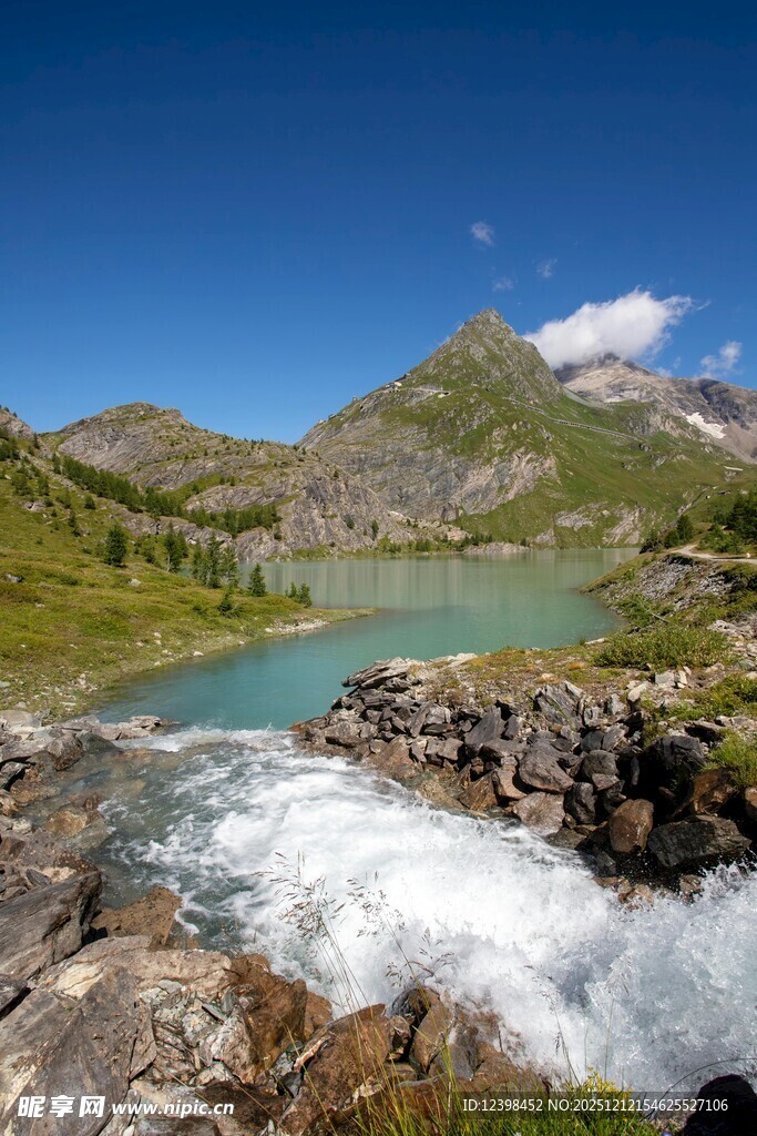 山间溪流与清澈湖泊美景