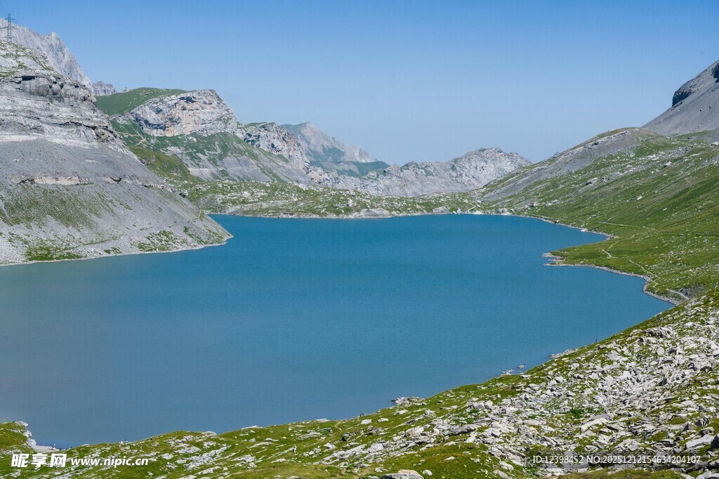 高山间的静谧蓝色湖泊