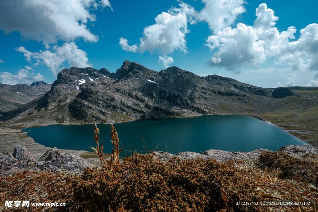 高山湖泊壮丽自然景观