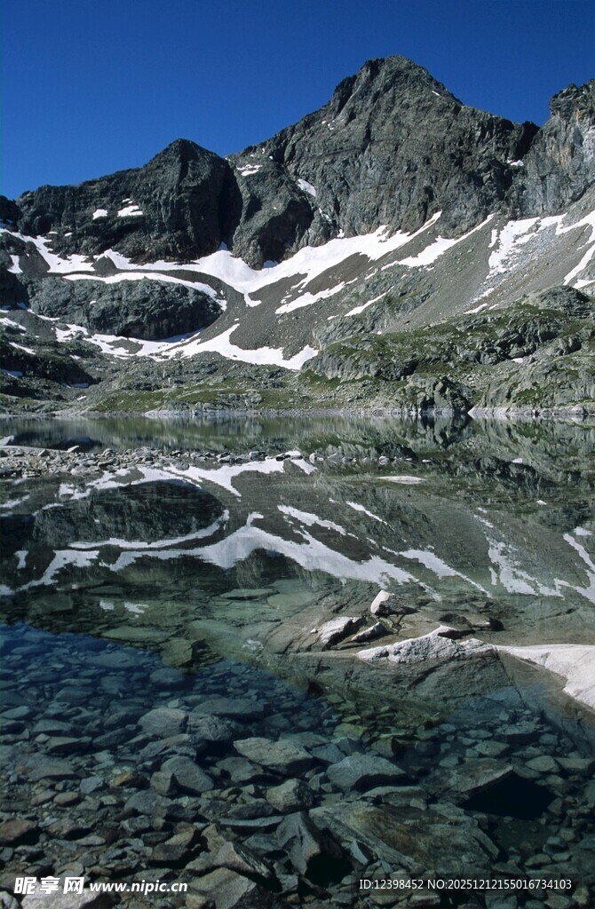 高山湖泊雪景美丽风光