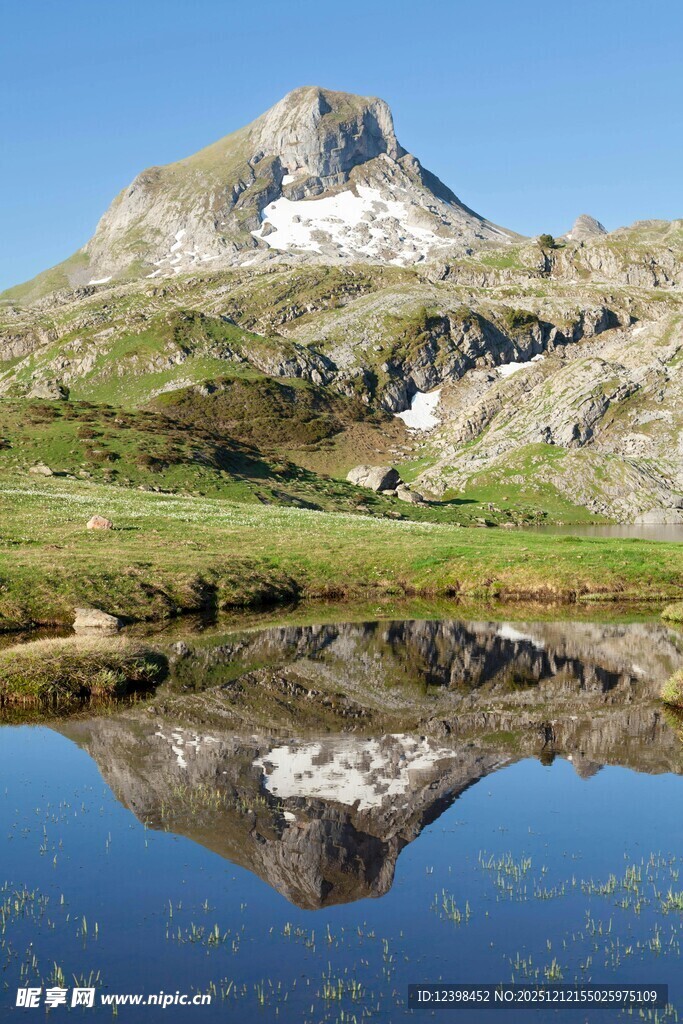 高山湖泊美景倒影