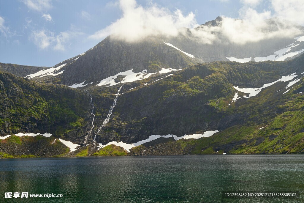 雪山下的静谧湖泊