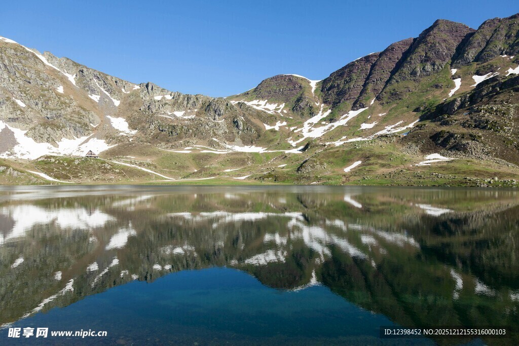 高山湖泊美景倒影如画