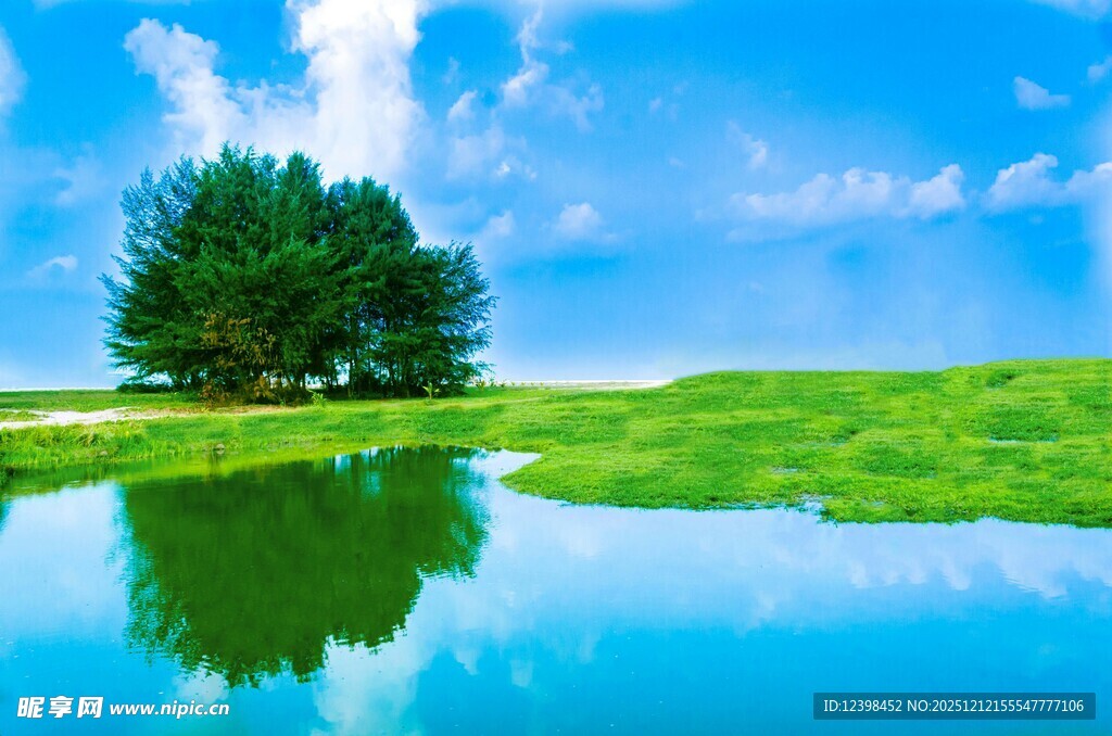 湖畔绿树蓝天美景