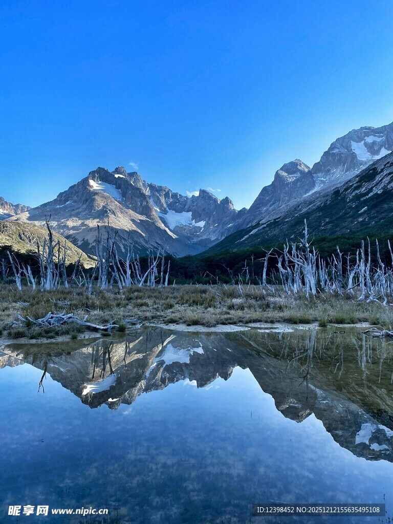 山间静湖与雪山倒影