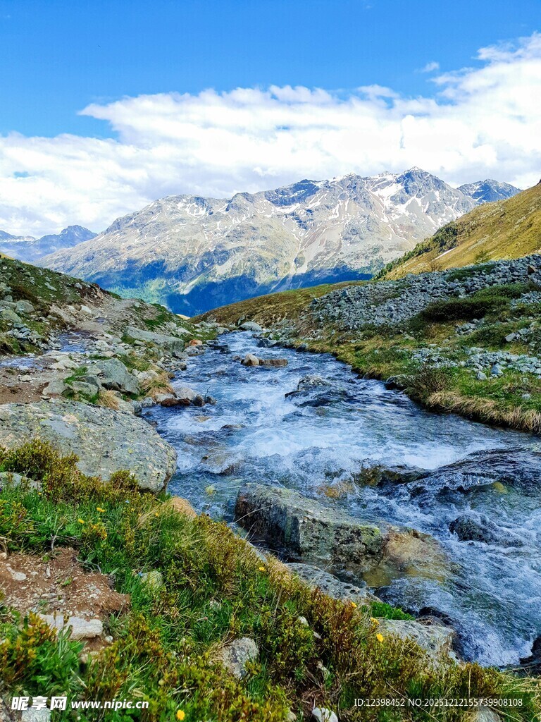 山间溪流伴壮丽雪山景观