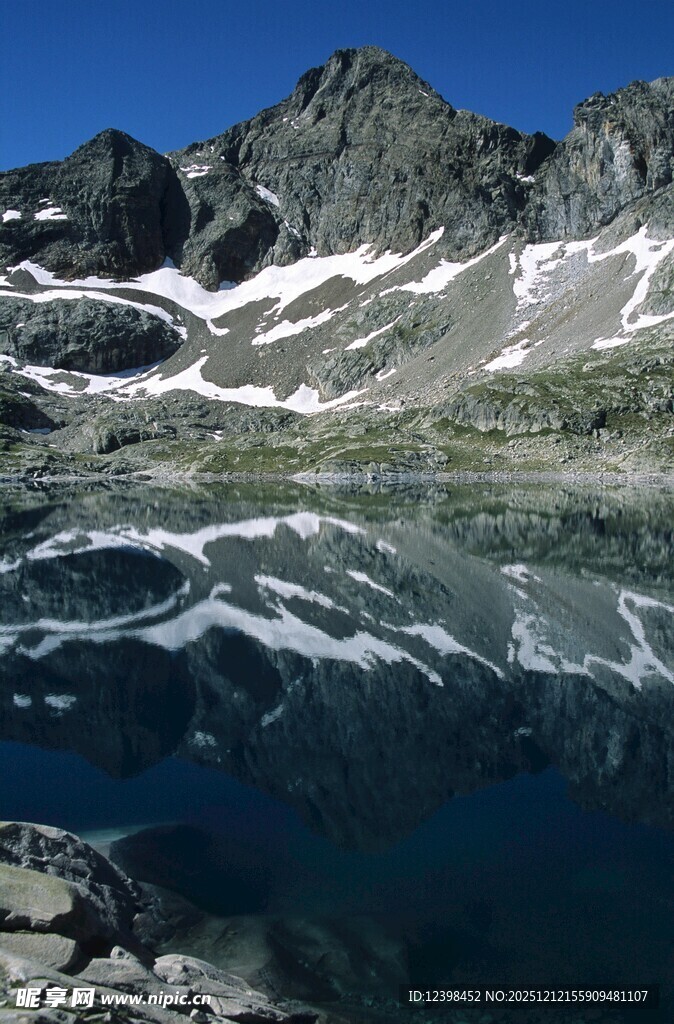 雪山湖泊倒影绝美风光