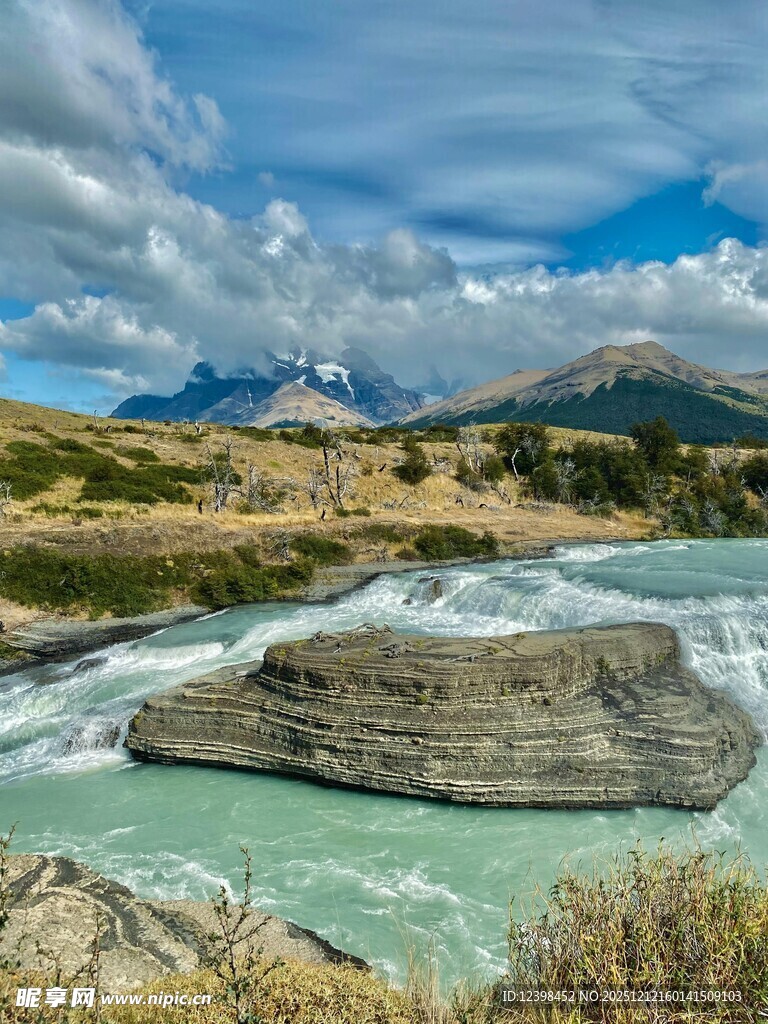 壮丽河谷中的湍急河流景观