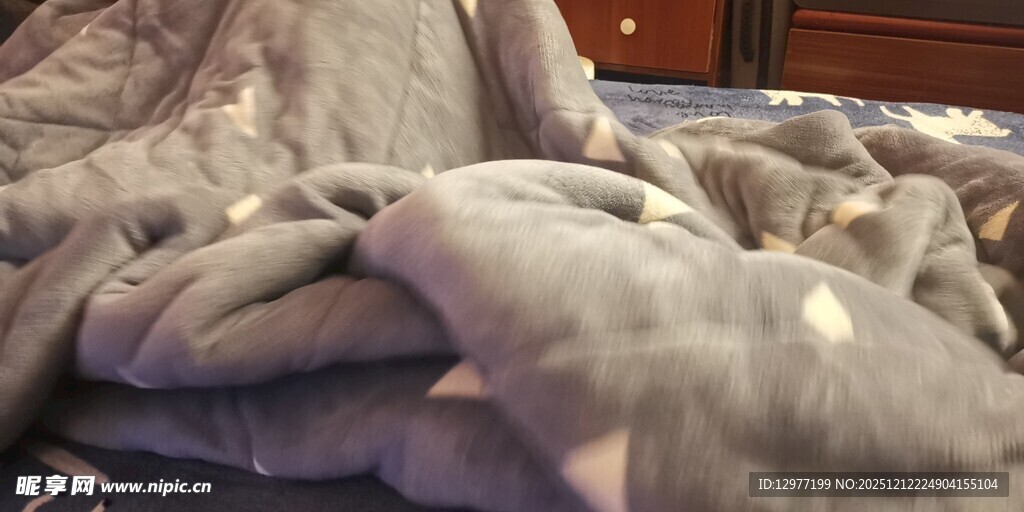 凌乱床铺的柔软毛毯