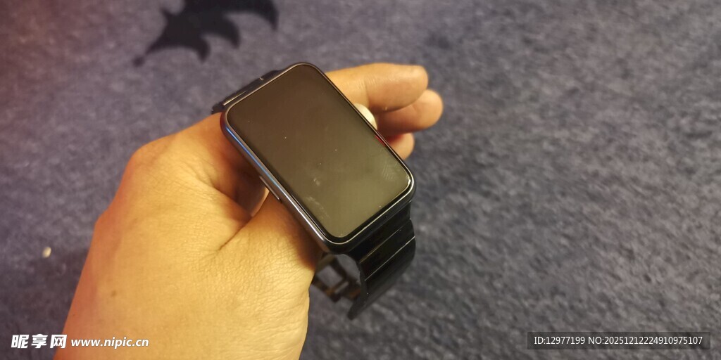 手持智能手环特写