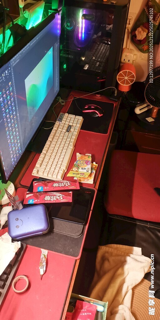 杂乱的电脑桌面场景