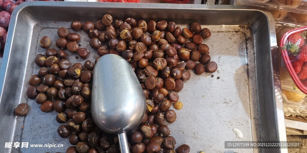 金属托盘上的豆子与勺子