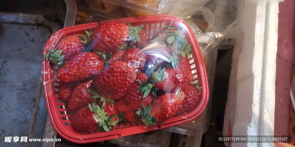 新鲜盒装草莓