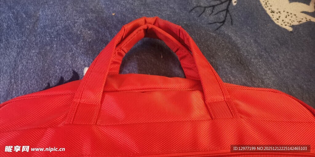 红色手提袋特写