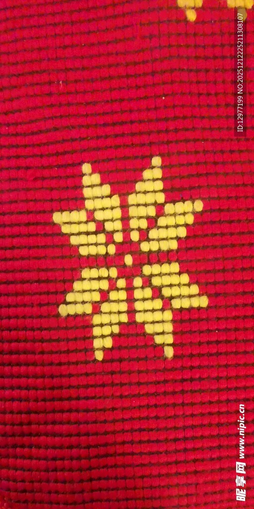 红色织物上的金色花纹图案