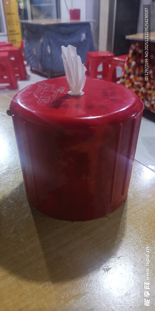 红色纸巾盒置于桌面