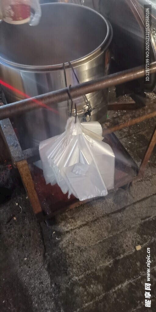 户外大锅旁的白色袋子