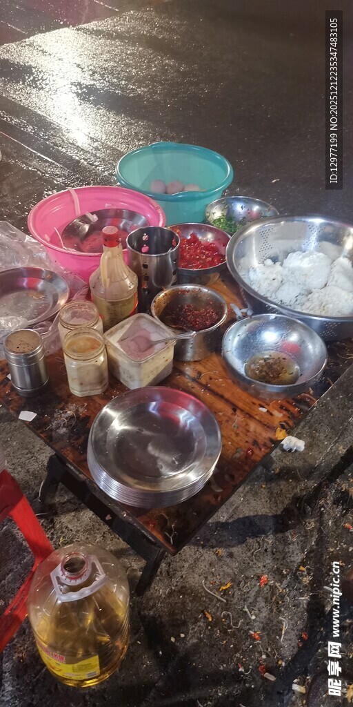 多彩祭祀用品摆放在地面