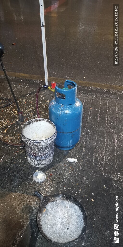 户外蓝色气罐与烹饪器具