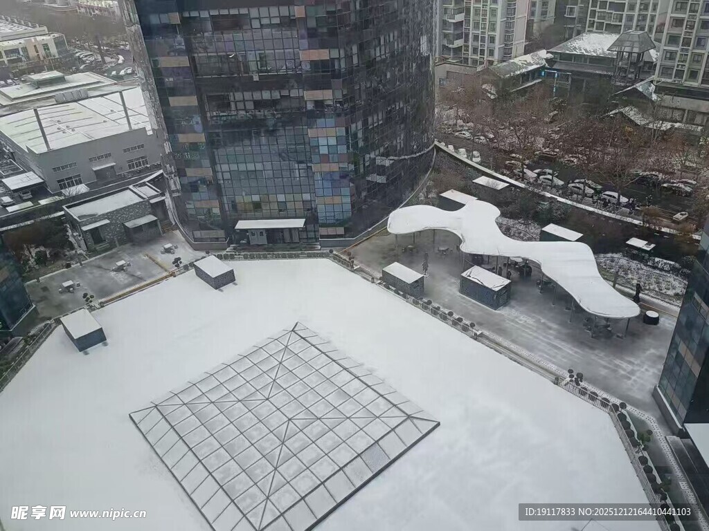 屋顶雪景