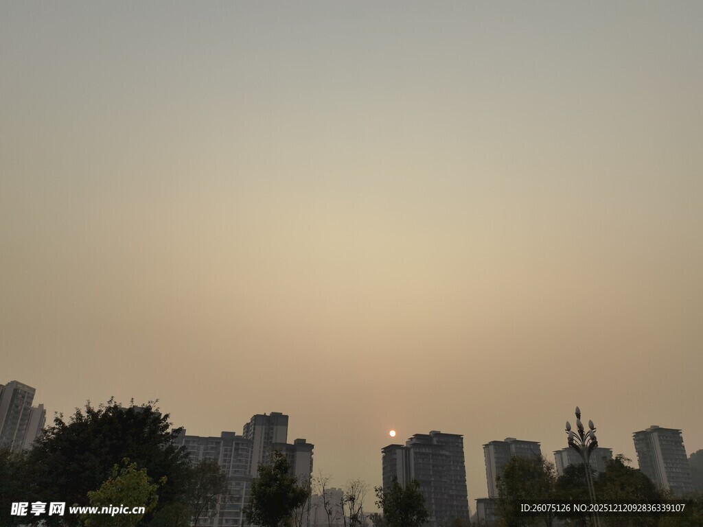 黄昏下的城市建筑轮廓