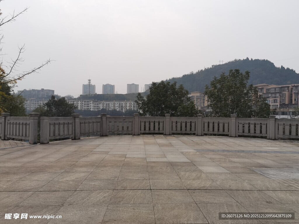 开阔广场与远处城市景观