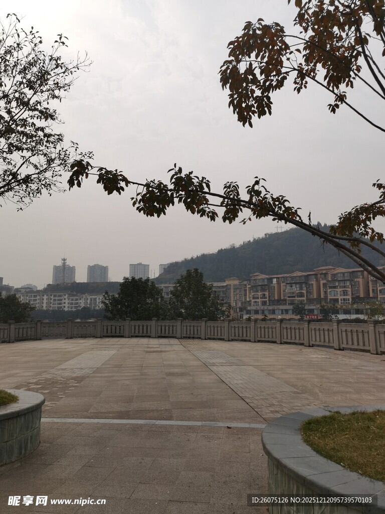 城市开阔广场与远处山景