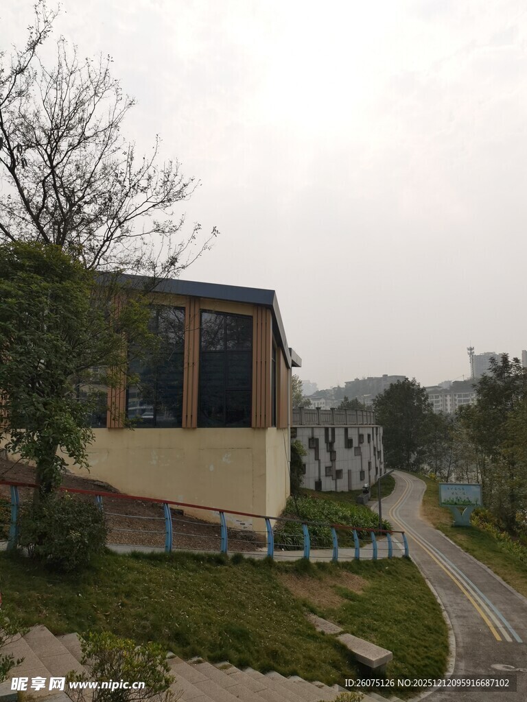 山间小屋旁蜿蜒的小路