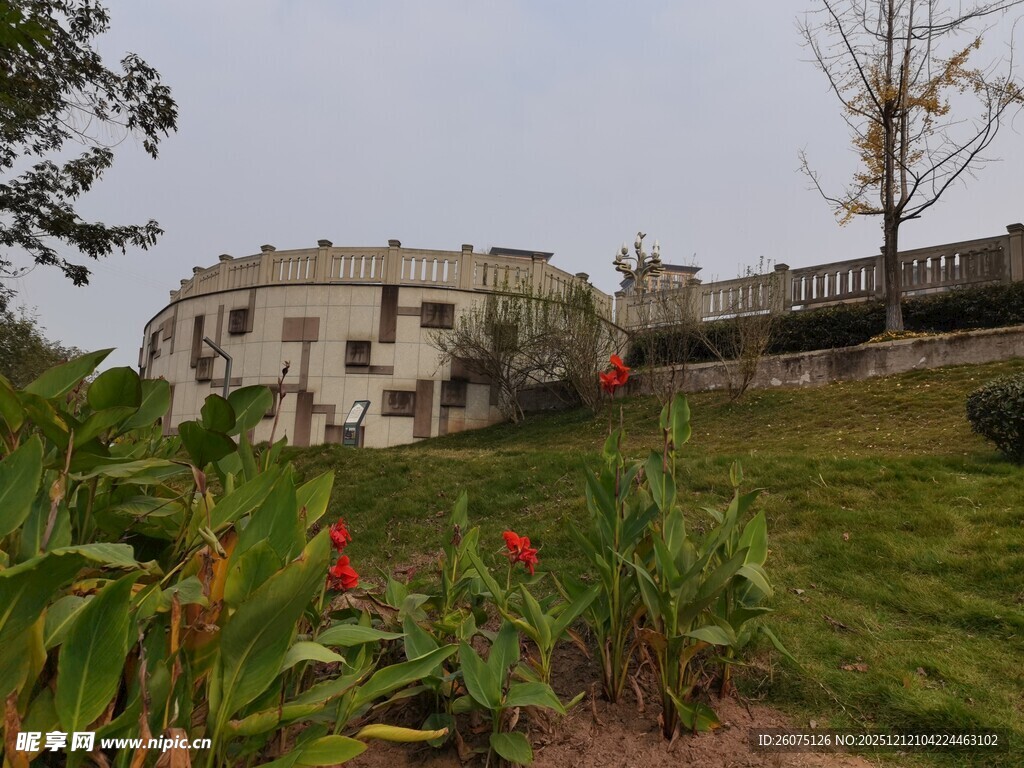 花园中的欧式建筑风光