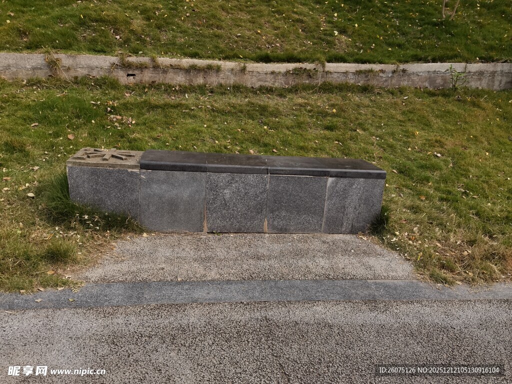 户外石制长椅与步道