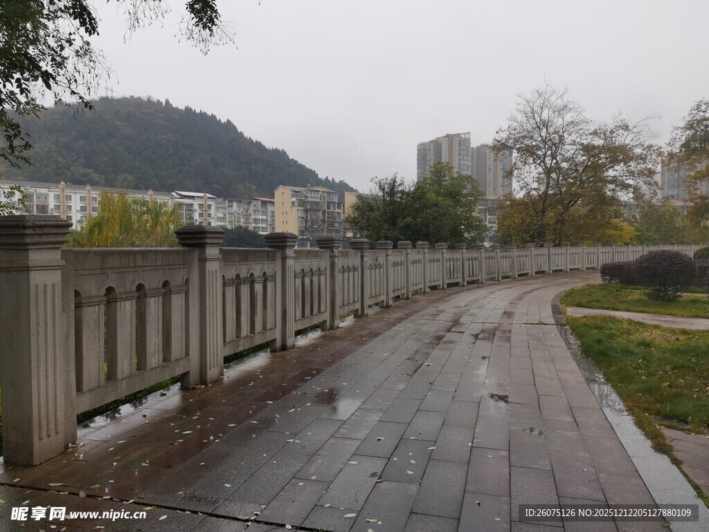 雨中河畔步道风景