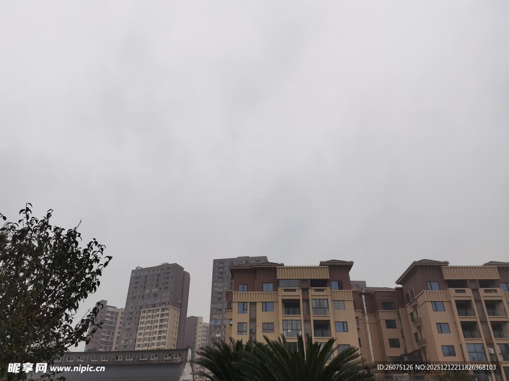 阴天中的城市居民楼