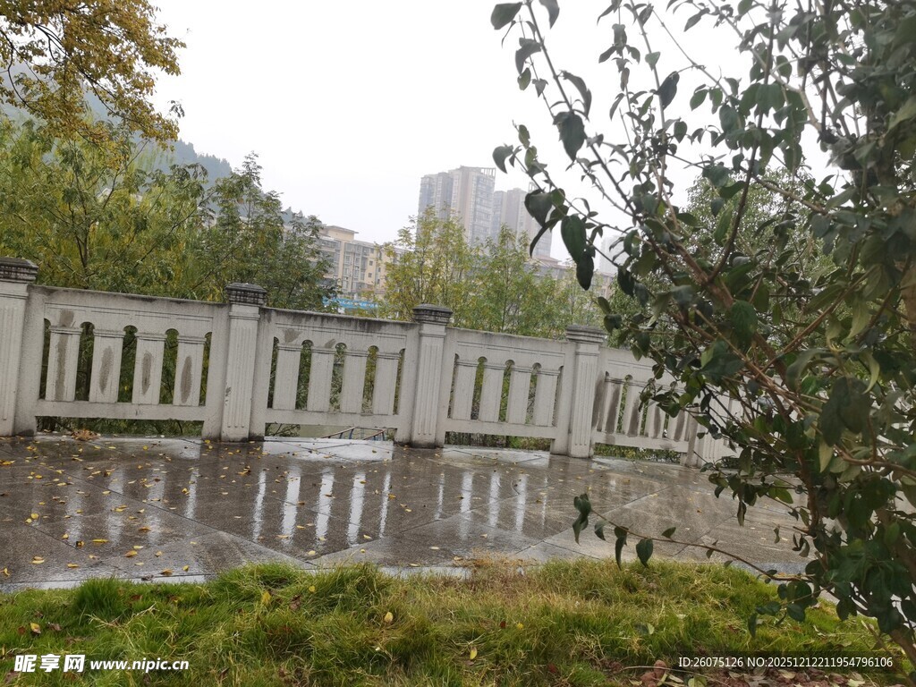 秋日公园中的石质景观桥