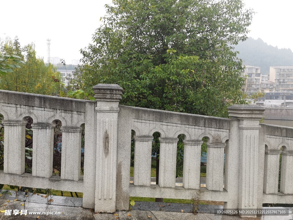 古朴石质护栏景观