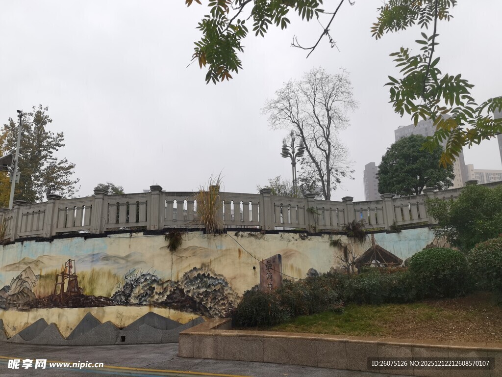 户外彩色涂鸦艺术墙