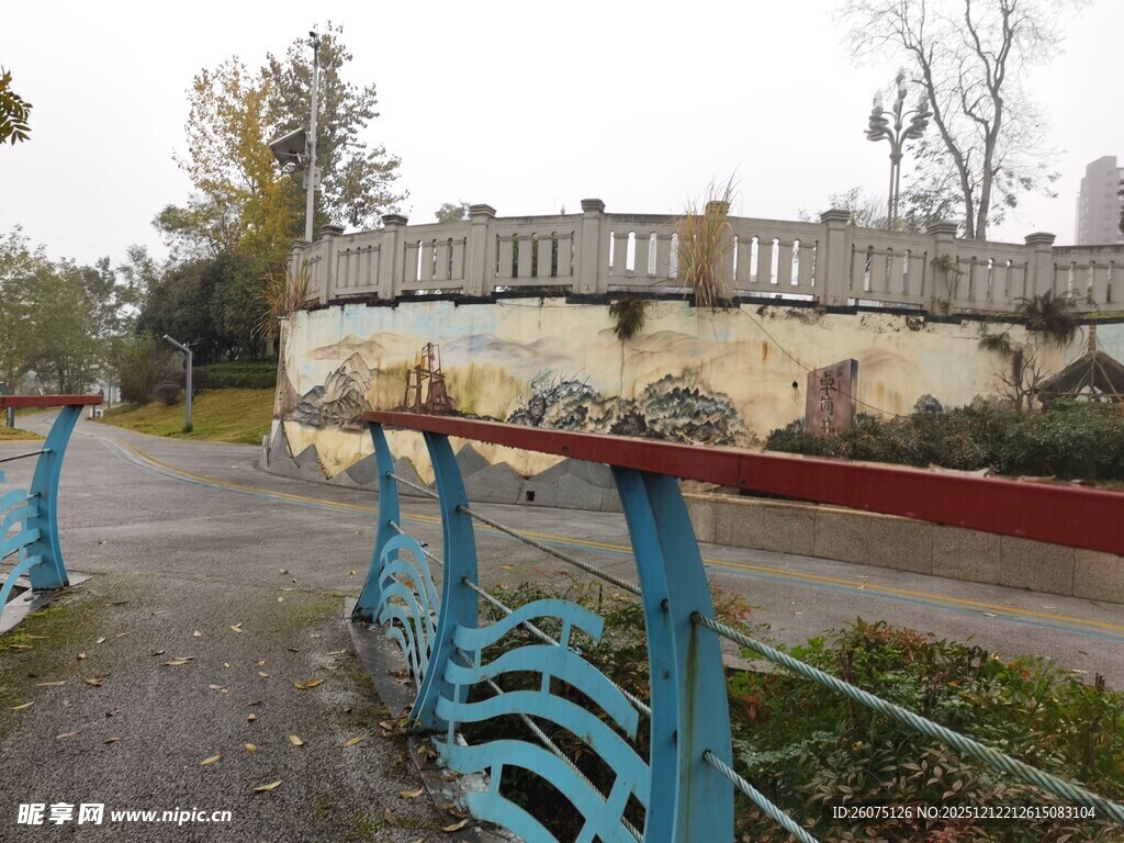 公园彩色围栏与壁画景观