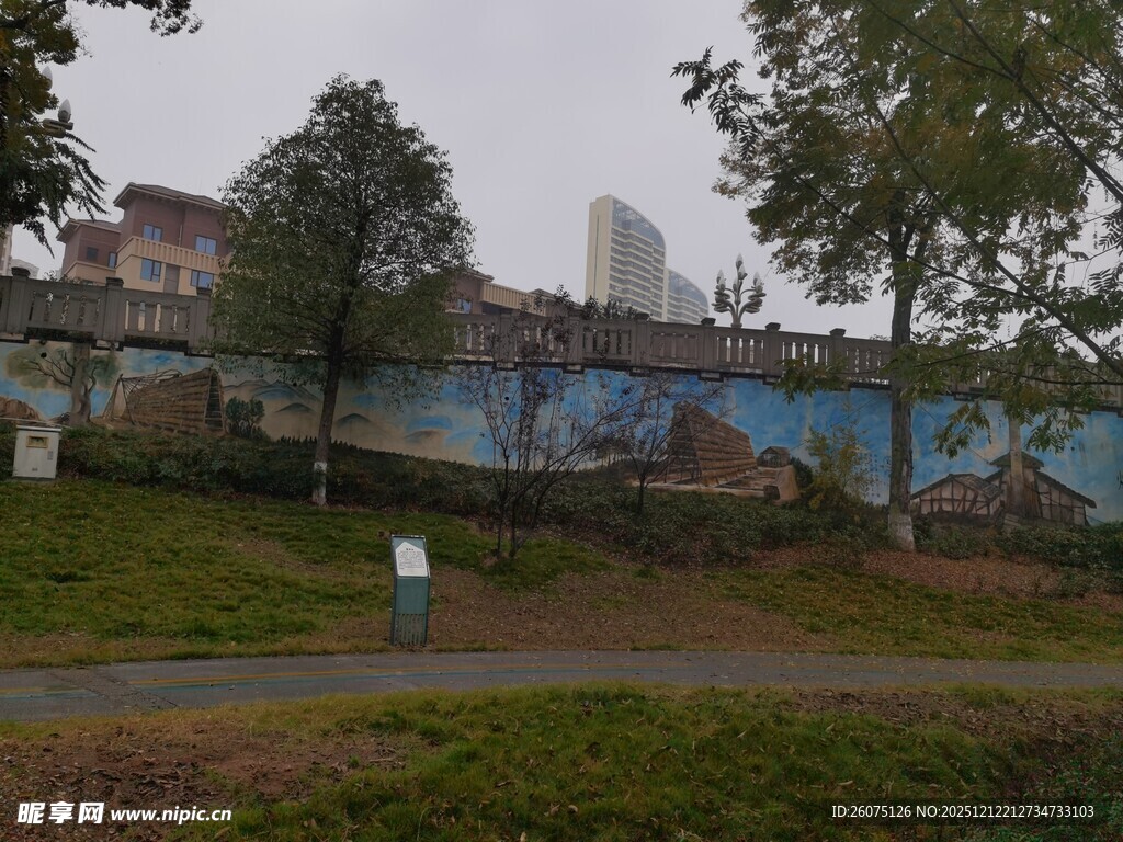 户外彩色涂鸦墙景观