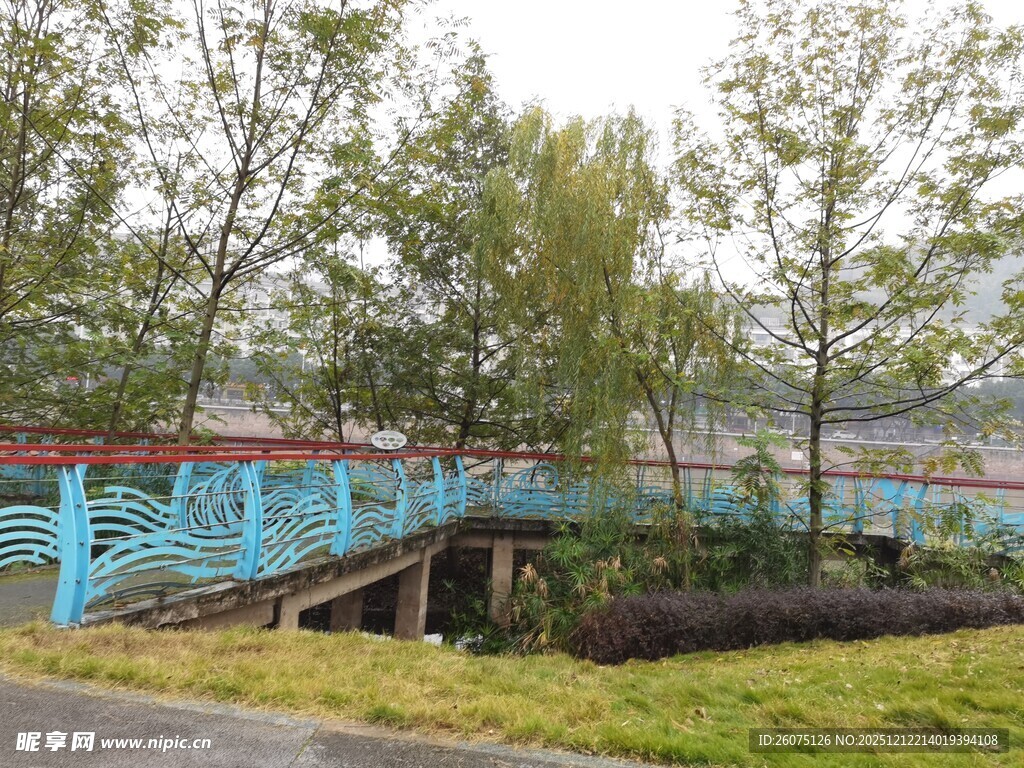 乡村蓝色桥畔风景