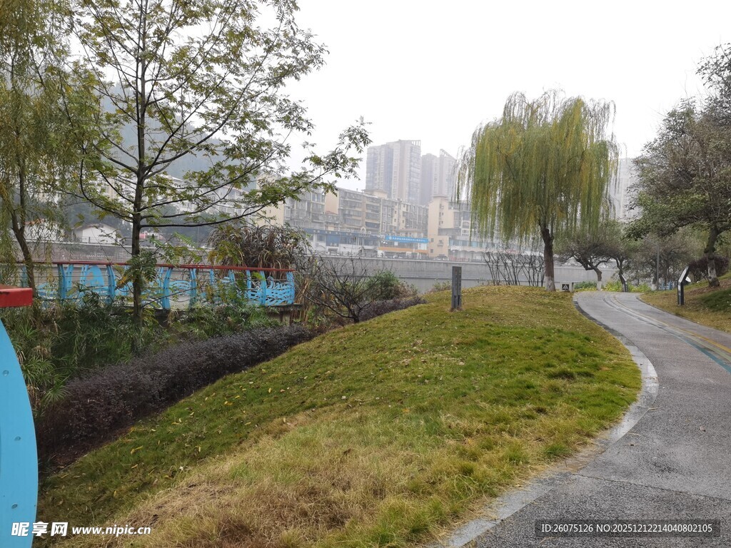 城市公园中的幽静步道