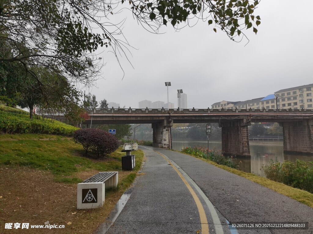 城市河畔的静谧道路景观