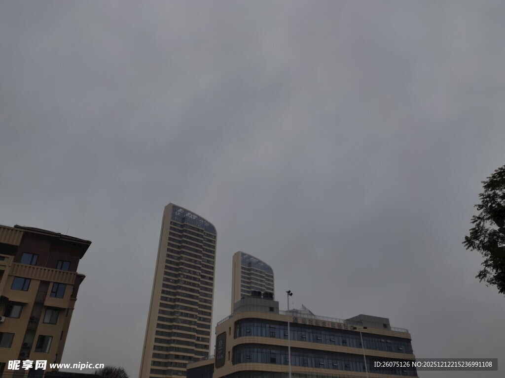 阴天城市高楼景象