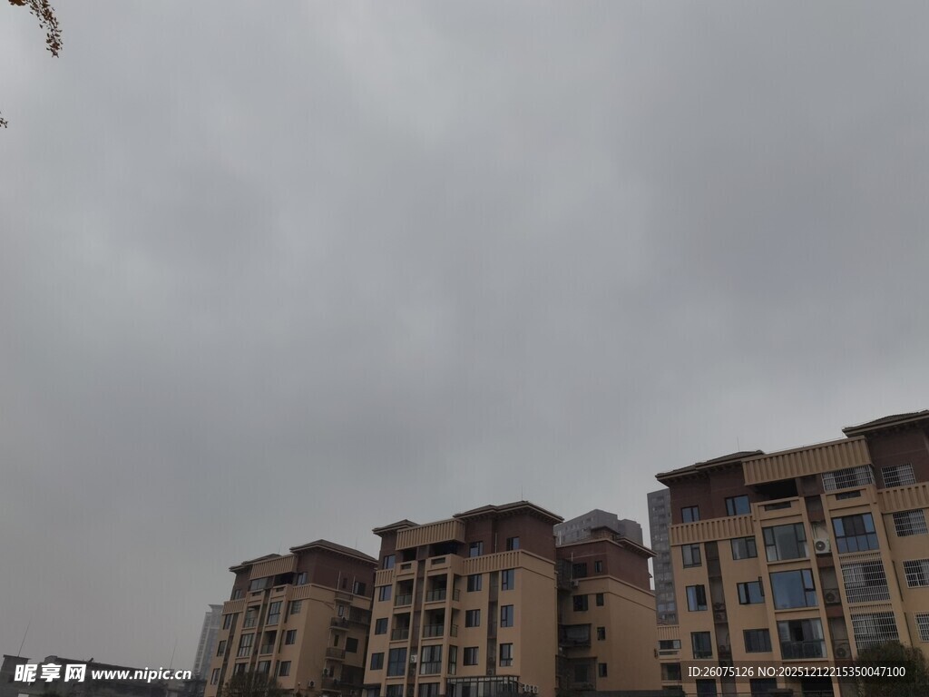 阴天中的多层居民住宅楼
