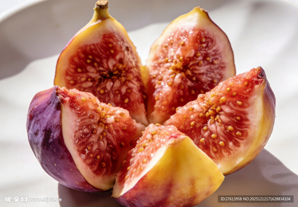 切开的新鲜无花果