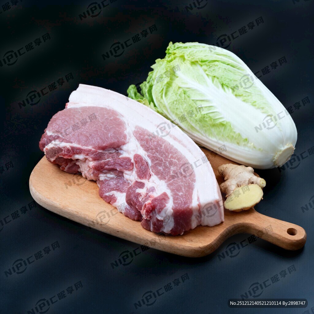 45度角的小案板上放完整的猪肉