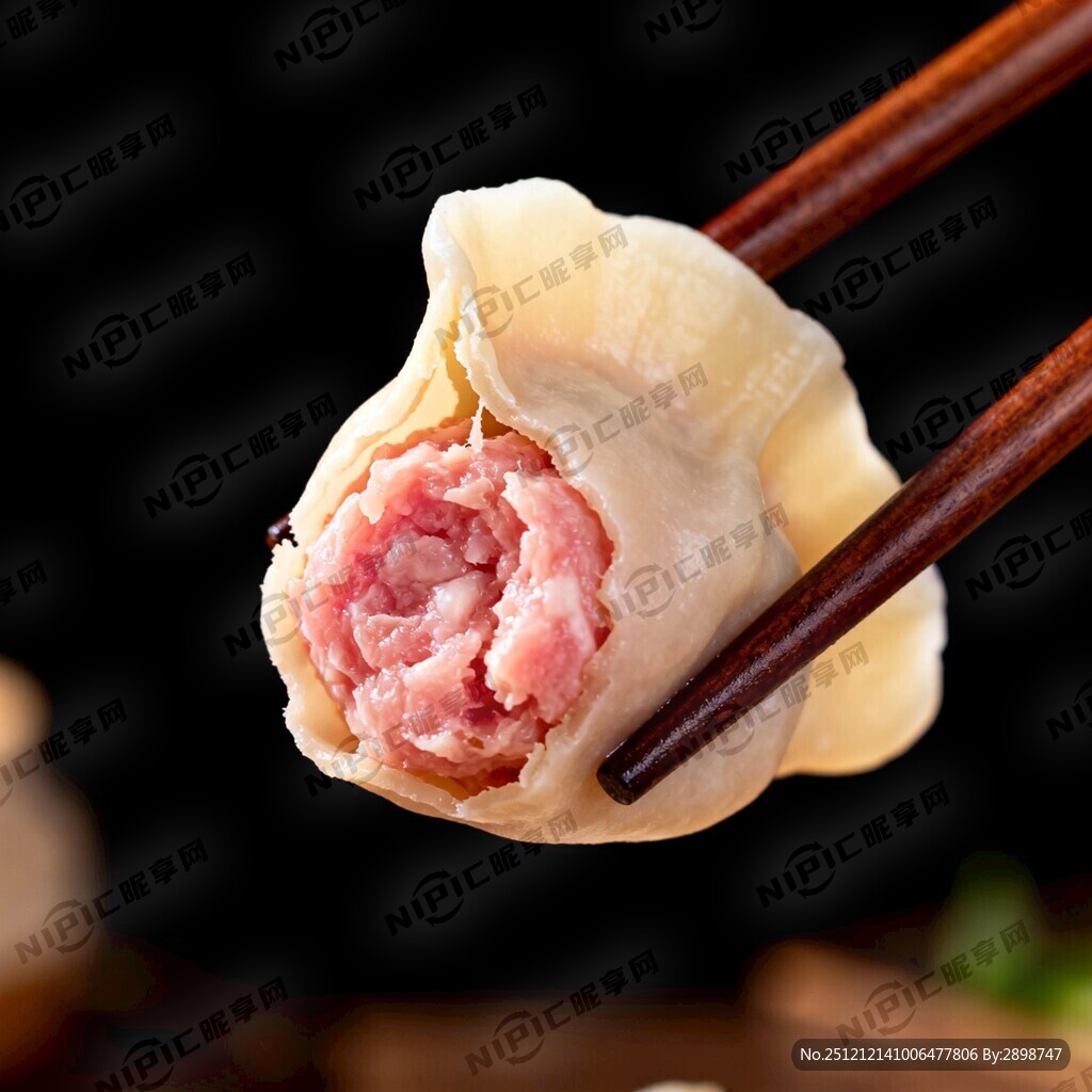 筷子夹住水饺 水饺漏出猪肉馅料