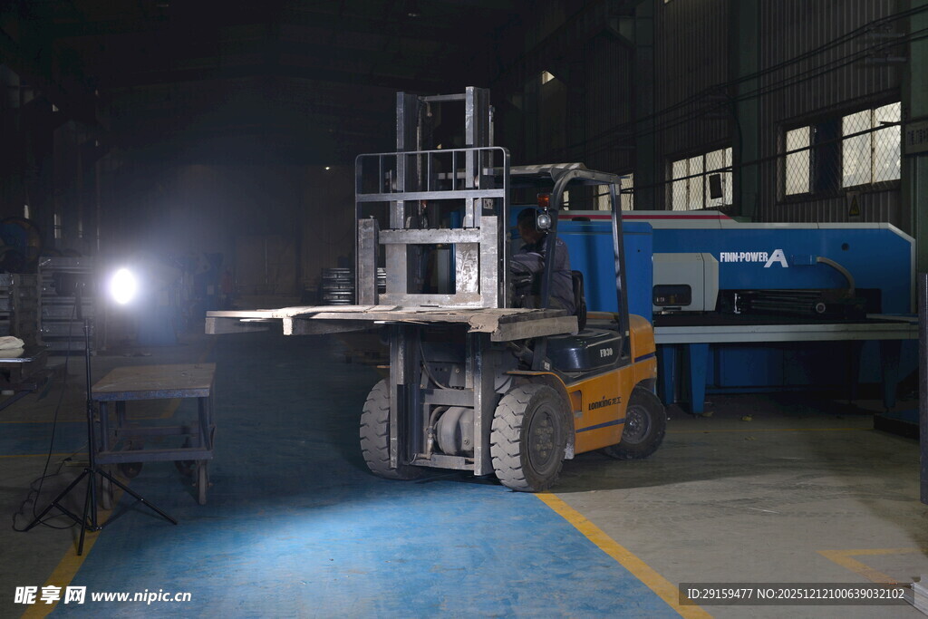 工厂内叉车作业场景