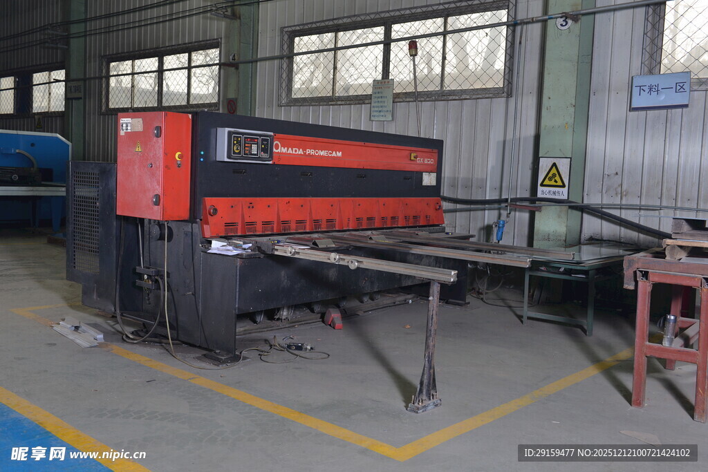 工厂内的大型金属加工设备