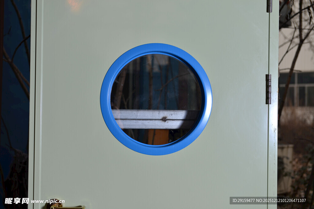 带圆形视窗的白色房门